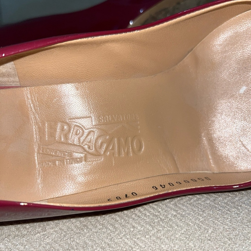 Salvatore Ferragamo Women’s Patent Leather Ruby Red Almond Toe Pumps US 9.5 M - Picture 7 of 8